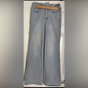 Judy Blue Light Wash straight fit Jeans. Size 7 or 28